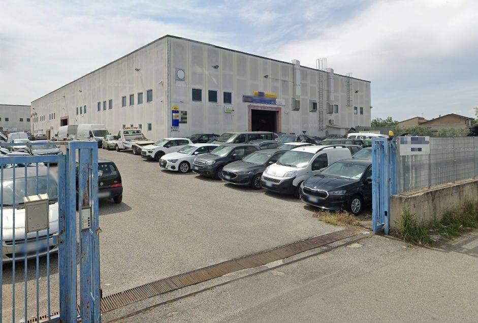 locale commerciale in vendita a Rende in zona Quattromiglia