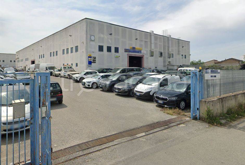 locale commerciale in vendita a Rende in zona Quattromiglia