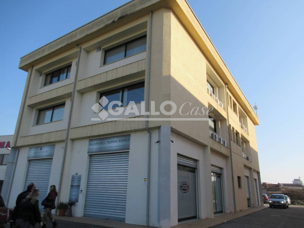 ufficio in vendita a Rende in zona Quattromiglia