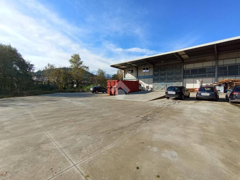 locale commerciale in vendita a Rende in zona Santo Stefano