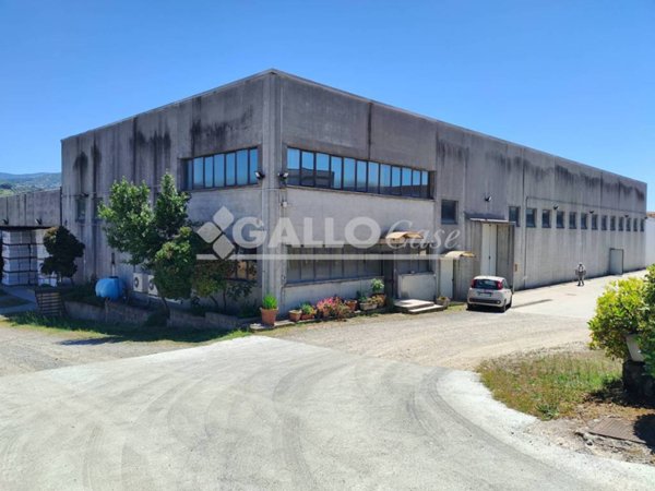 locale commerciale in vendita a Rende in zona Quattromiglia