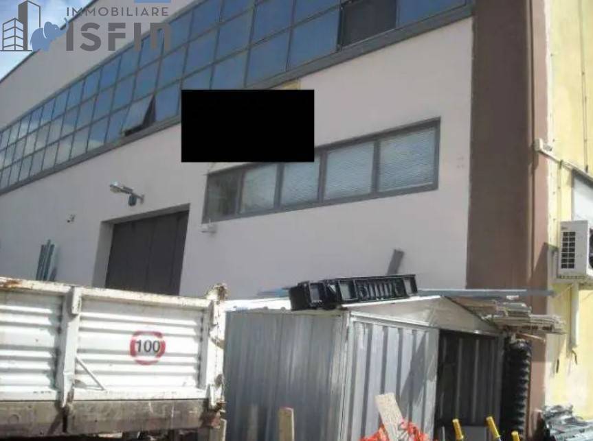 locale commerciale in vendita a Rende in zona Quattromiglia