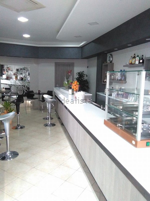 negozio in vendita a Rende in zona Roges