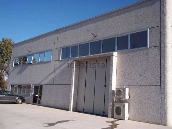 capannone in vendita a Rende in zona Quattromiglia