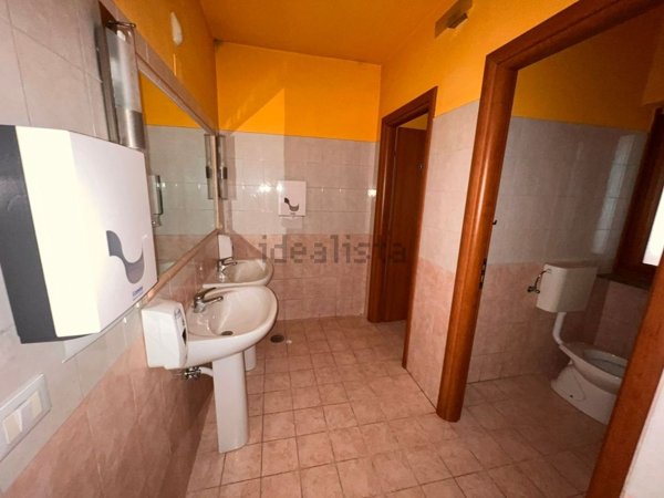 locale commerciale in vendita a Rende in zona Quattromiglia