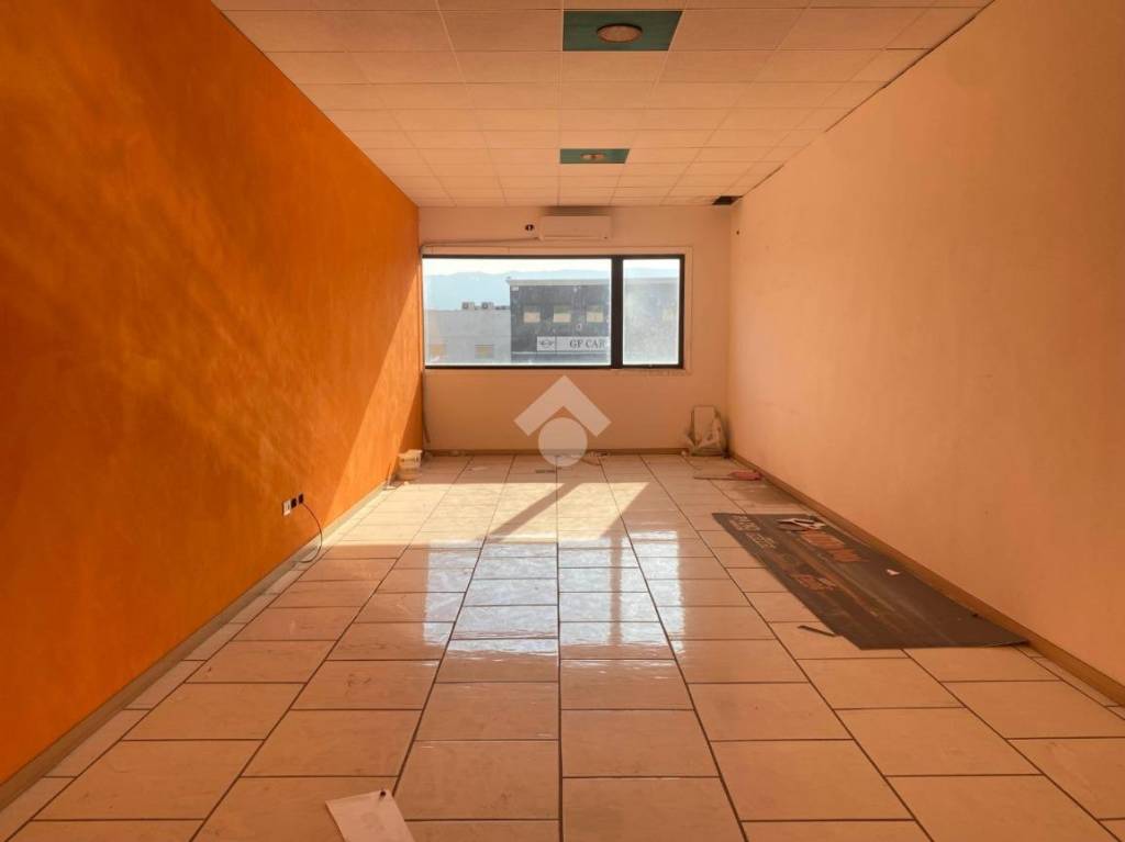 ufficio in vendita a Rende in zona Quattromiglia