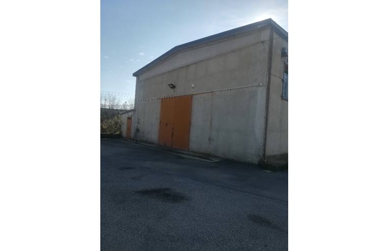 locale commerciale in vendita a Rende