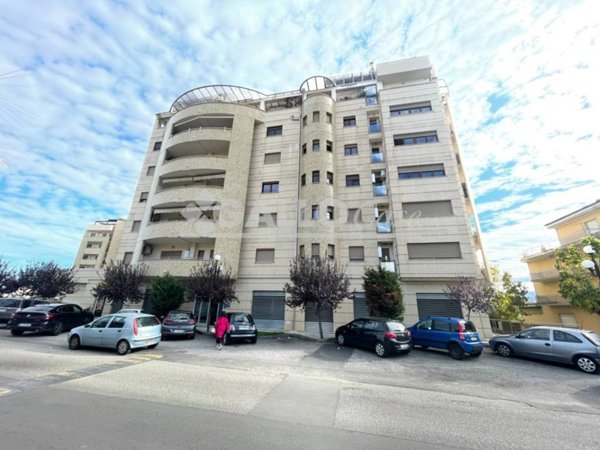 negozio in vendita a Rende in zona Roges