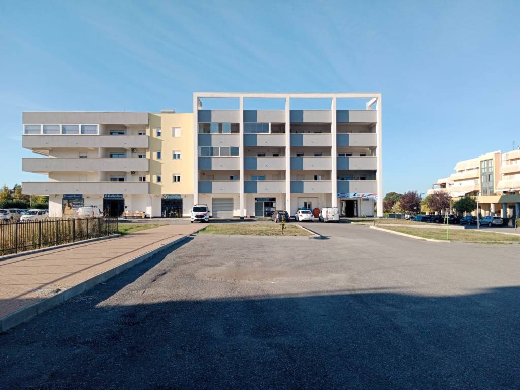 negozio in vendita a Rende in zona Roges