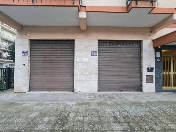 negozio in vendita a Rende in zona Roges