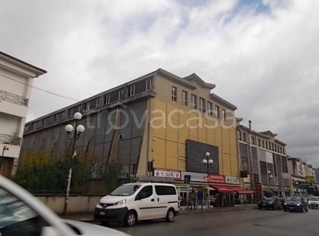 locale commerciale in vendita a Rende in zona Quattromiglia
