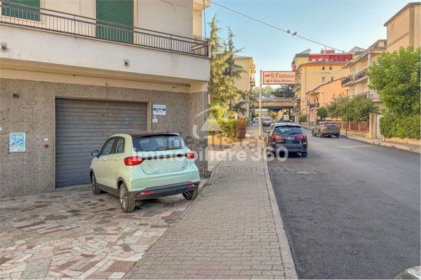 locale commerciale in vendita a Rende in zona Roges
