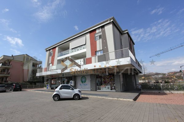 locale commerciale in vendita a Rende in zona Roges