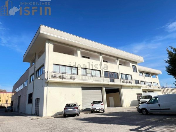 locale di sgombero in vendita a Rende
