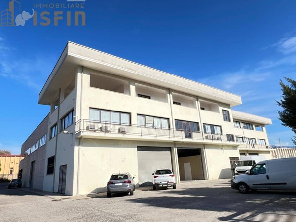 locale di sgombero in vendita a Rende in zona Santo Stefano