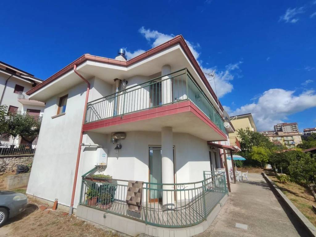 casa indipendente in vendita a Rogliano in zona Manche