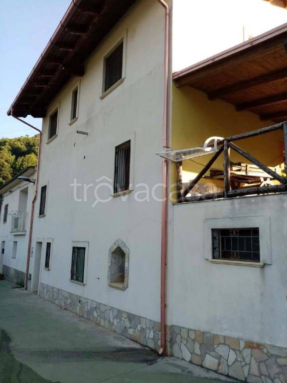 casa indipendente in vendita a Rogliano in zona Balzata