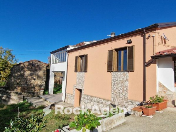 casa indipendente in vendita a Rogliano