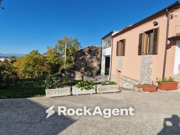 casa indipendente in vendita a Rogliano in zona Cappuccini Vecchi