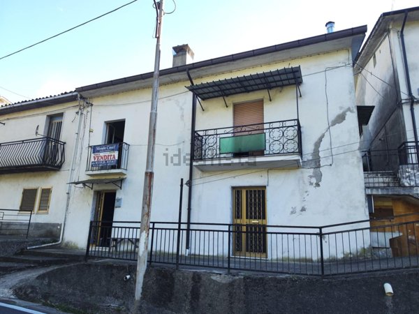 casa indipendente in vendita a Rogliano in zona Balzata