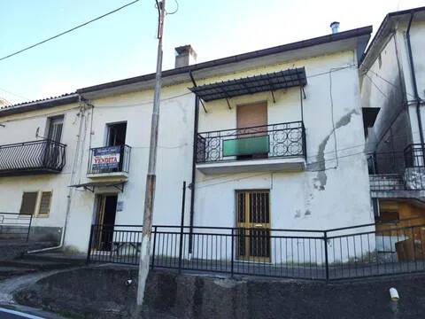 casa indipendente in vendita a Rogliano in zona Balzata