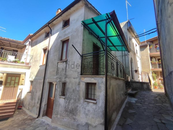 casa indipendente in vendita a Rogliano in zona Manche