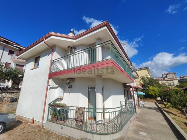 casa indipendente in vendita a Rogliano in zona Manche