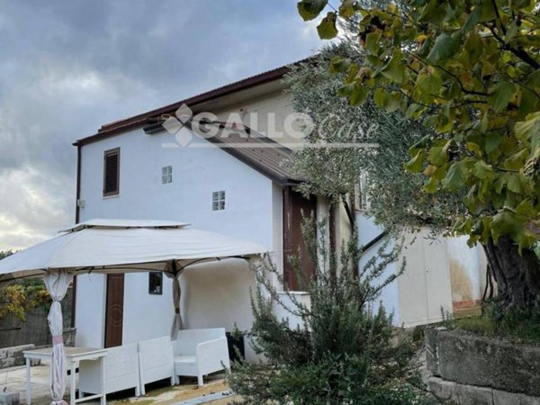 casa indipendente in vendita a Rogliano in zona Manche