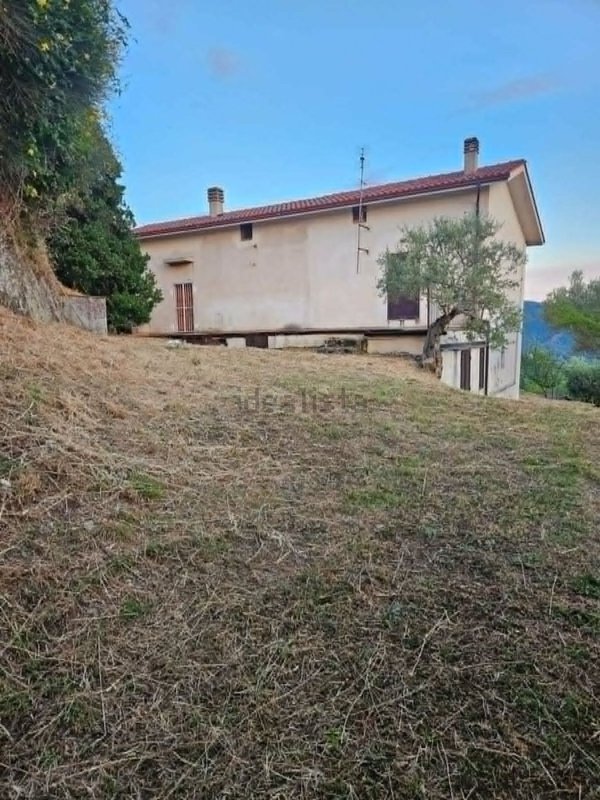 casa indipendente in vendita a Rogliano in zona Manche