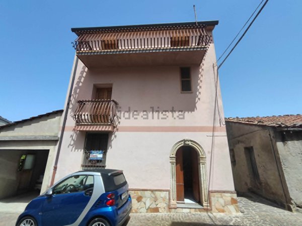 casa indipendente in vendita a Rogliano in zona Manche