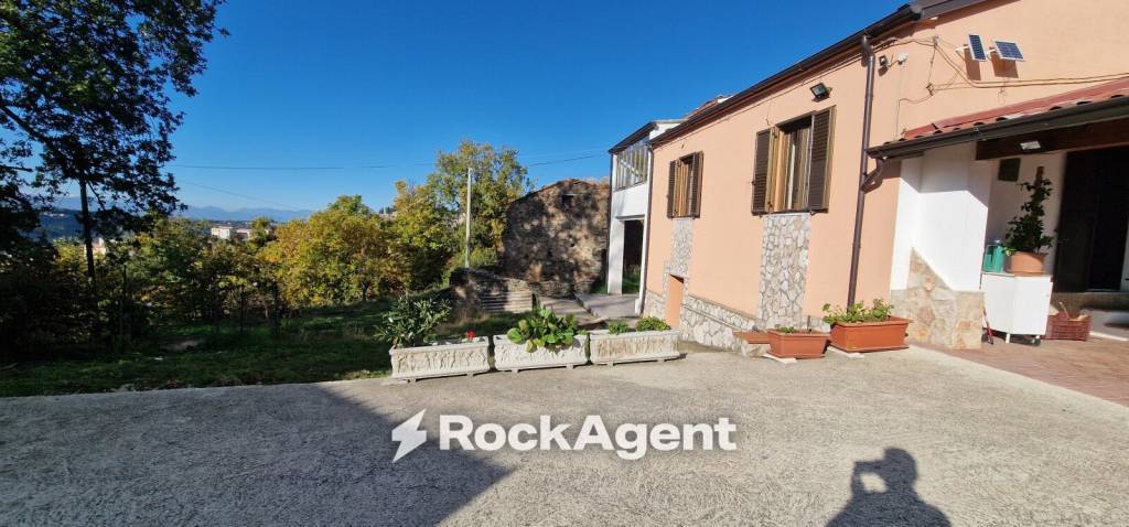 casa indipendente in vendita a Rogliano in zona Cappuccini Vecchi