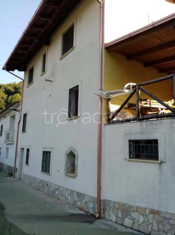 appartamento in vendita a Rogliano in zona Balzata