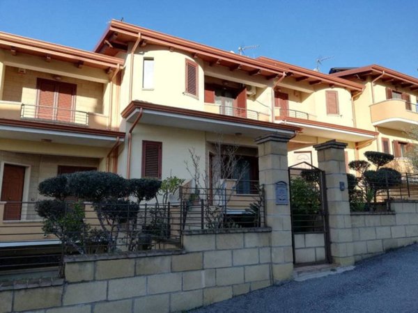 casa indipendente in vendita a Rose