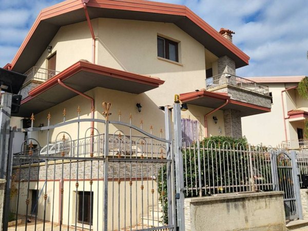 casa indipendente in vendita a Rose