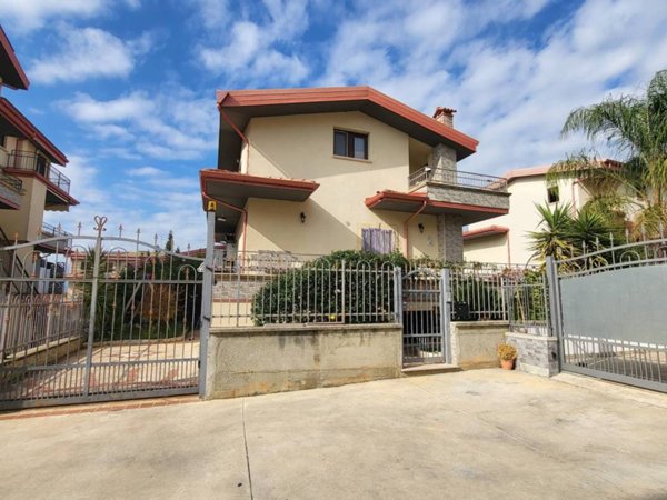 casa indipendente in vendita a Rose