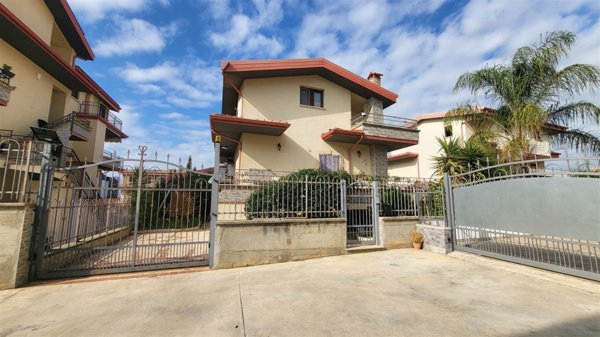 casa indipendente in vendita a Rose