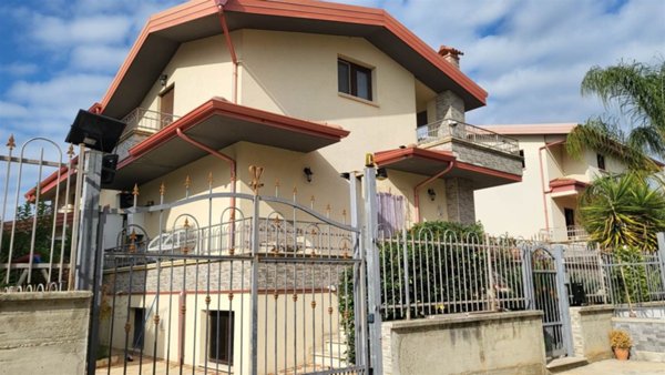 casa indipendente in vendita a Rose