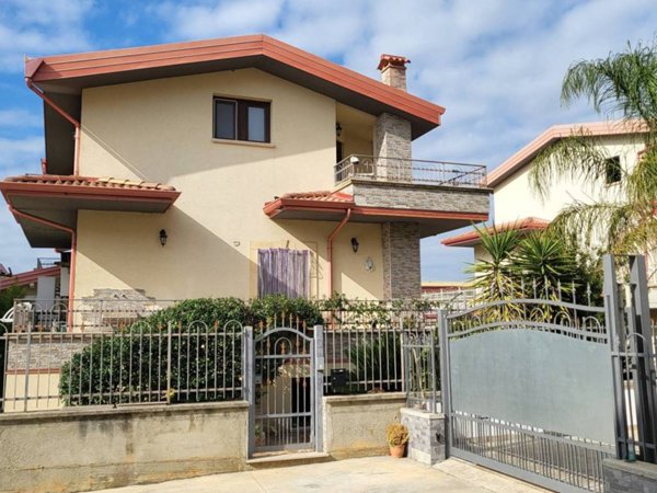 casa indipendente in vendita a Rose