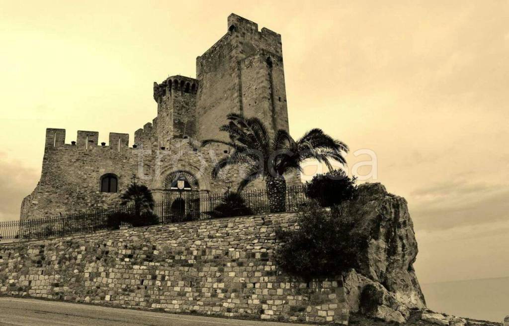 negozio in vendita a Roseto Capo Spulico in zona Il Castello