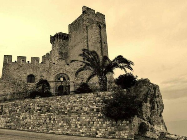 intera palazzina in vendita a Roseto Capo Spulico in zona Borgata Marina