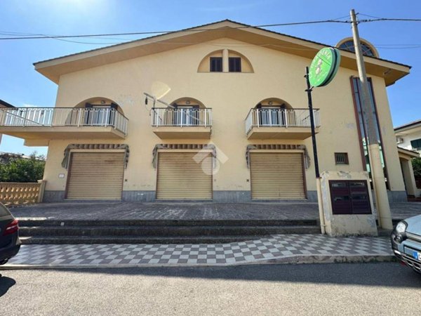 intera palazzina in vendita a Roseto Capo Spulico in zona Borgata Marina
