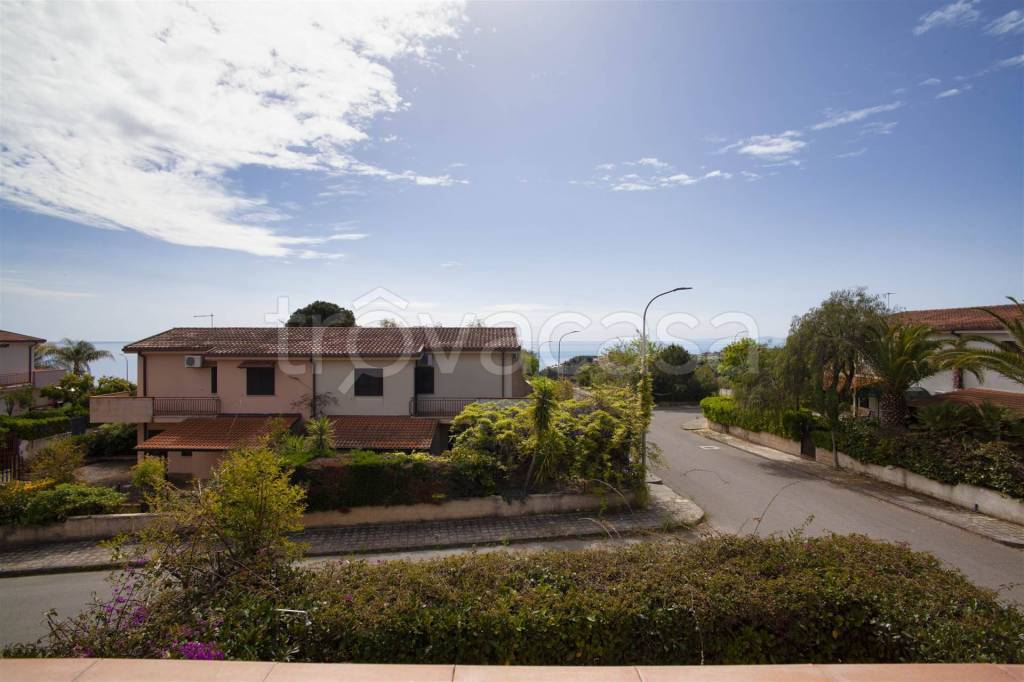casa indipendente in vendita a Roseto Capo Spulico in zona Il Castello