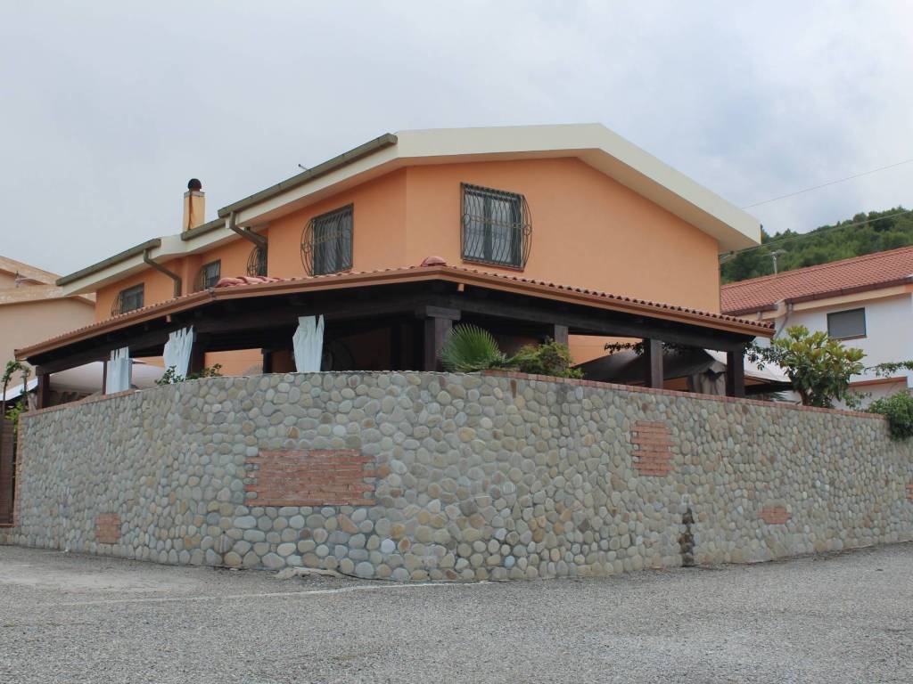 casa indipendente in vendita a Roseto Capo Spulico in zona Il Castello
