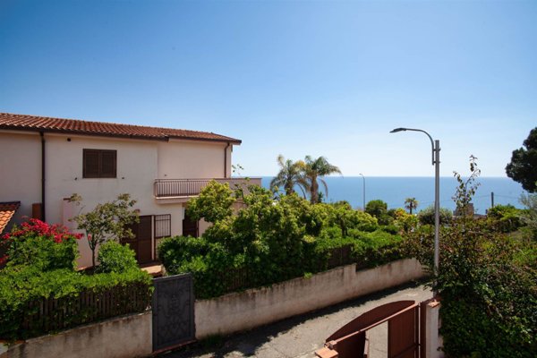 casa indipendente in vendita a Roseto Capo Spulico in zona Il Castello