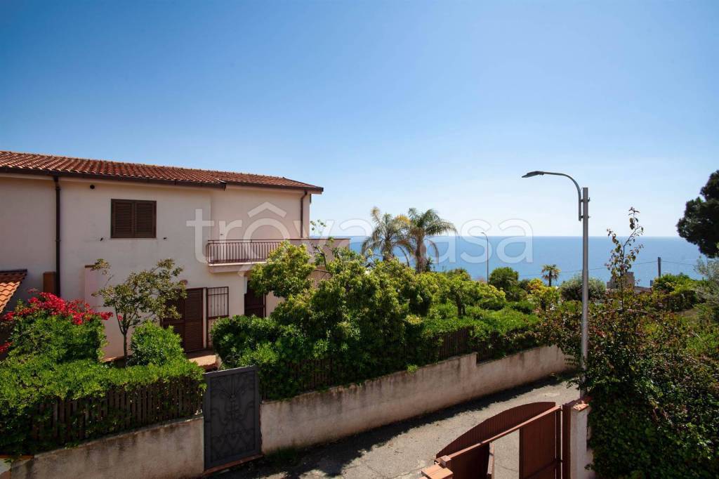 casa indipendente in vendita a Roseto Capo Spulico in zona Il Castello