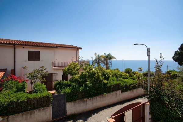 casa indipendente in vendita a Roseto Capo Spulico in zona Il Castello