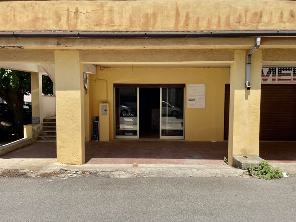 negozio in vendita a Roseto Capo Spulico in zona Borgata Marina