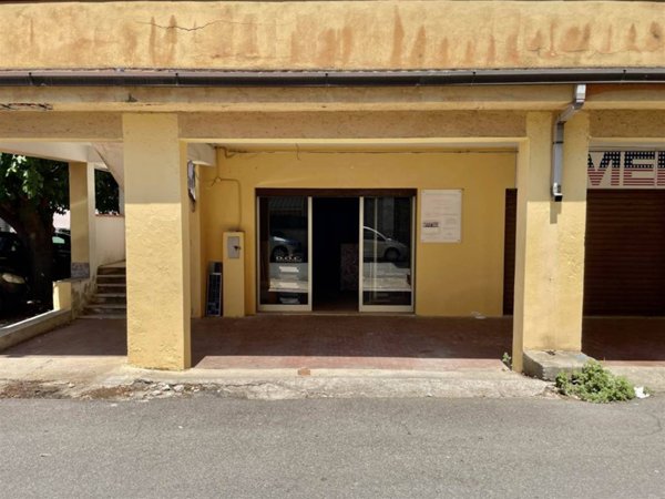 negozio in vendita a Roseto Capo Spulico in zona Borgata Marina
