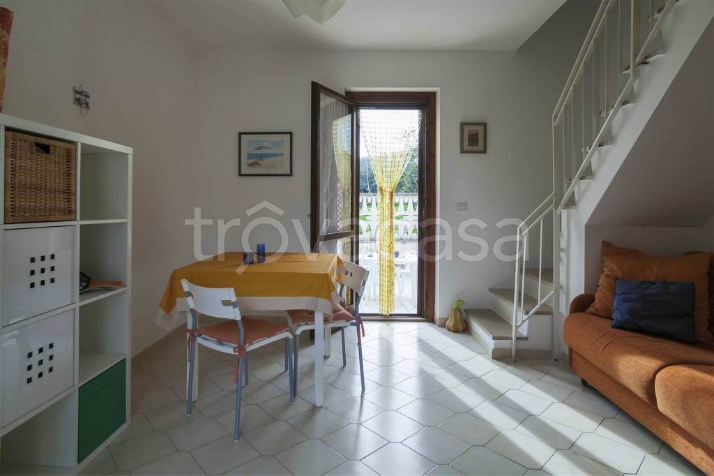 casa indipendente in vendita a Roseto Capo Spulico in zona Il Castello