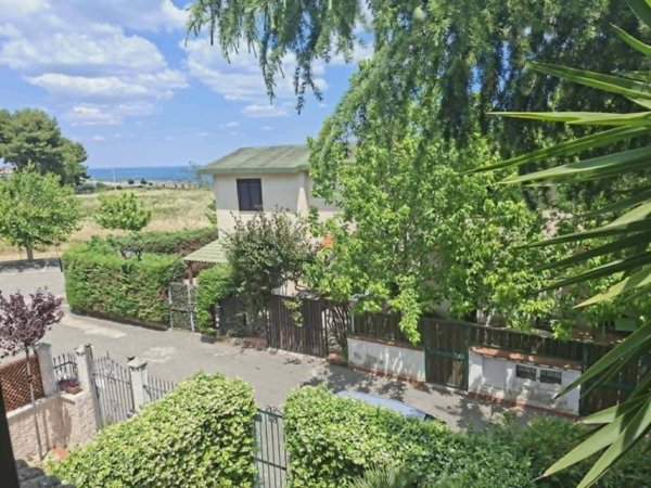 casa indipendente in vendita a Roseto Capo Spulico in zona Il Castello